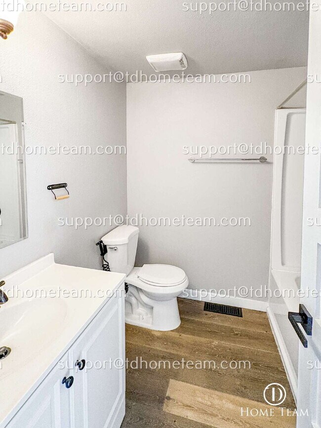 Building Photo - "Charming 4-Bedroom Home with Scenic Views & Finished Basement in Renton!"