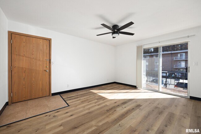 Building Photo - 2975 W Cannes Dr