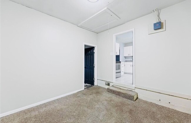 Building Photo - Stunning 3 bed 1 bath Ranch House