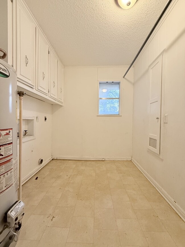 Building Photo - 1200 E Franklin St