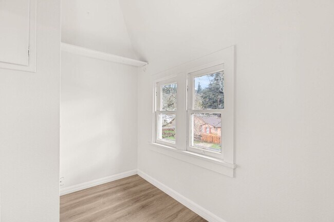 Building Photo - 405-409 2nd St