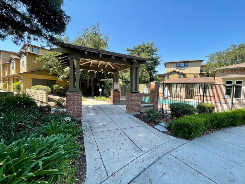 Building Photo - 722 El Paseo Cir