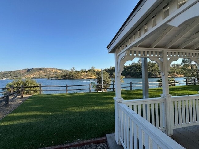 Building Photo - Move in special: $500 off first months rent! Home located in a gated Lakefront community with 3 s...