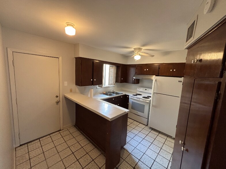 Building Photo - 2137 Branard St