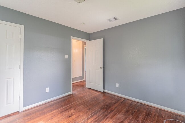 Building Photo - 5407 Thrush Dr