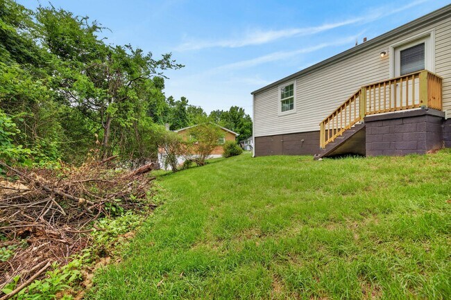 Building Photo - 1316 Sunnyview Dr
