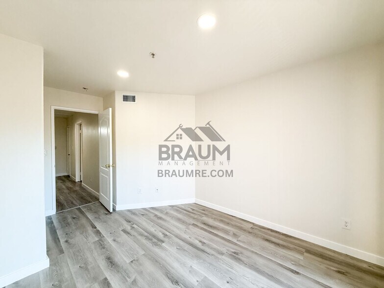 Building Photo - 7323 Winnetka Ave