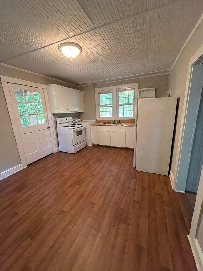 Building Photo - T.R. Lawing Realty Property