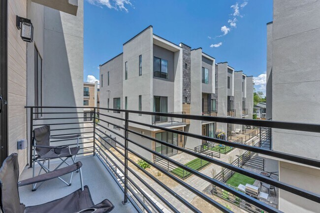 Building Photo - Fully Furnished Modern Townhome with utilities included and flexible lease options available