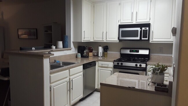 Building Photo - Tanamera One bedroom Unit Available