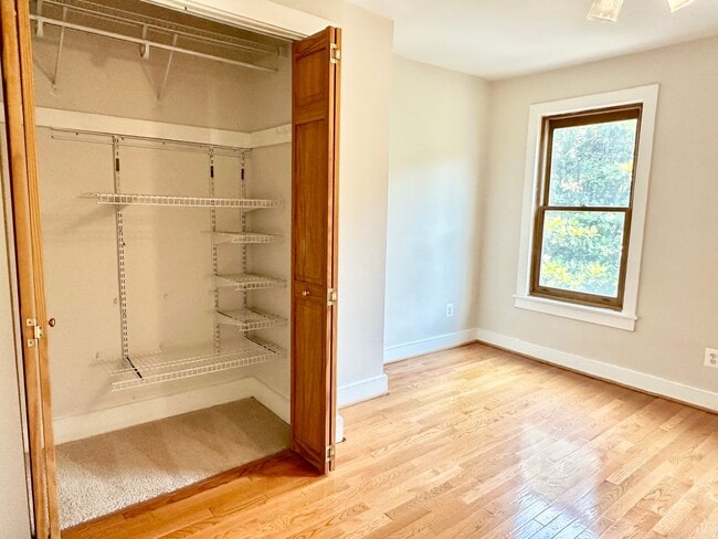 Building Photo - 3 bed 2 bath - Parking!!!  Pets Welcome!!!