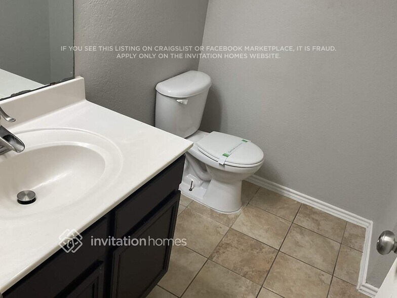 Building Photo - 910 Simi Dr