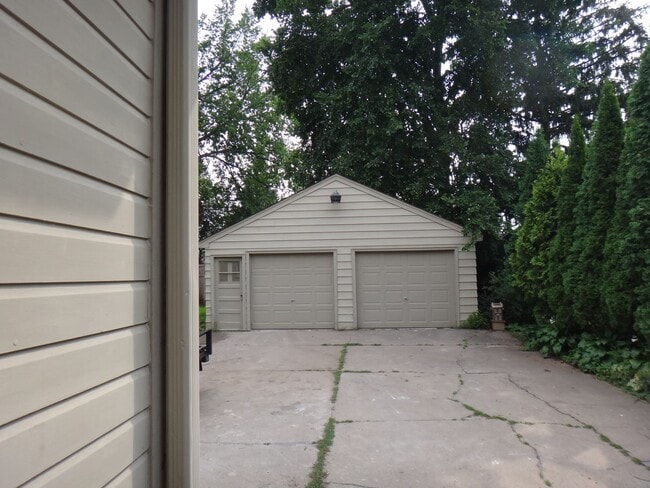 Building Photo - 3br/2ba Linden Hills Charmer - Great Location, Professional Management!