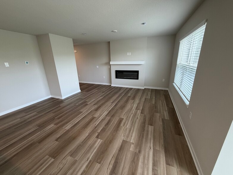Building Photo - 17021 Persimmon Ln