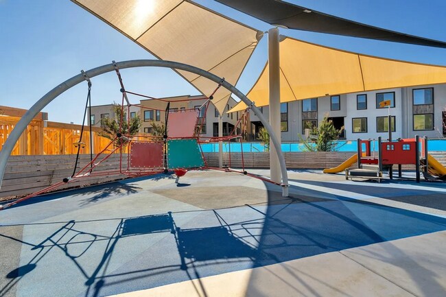 Building Photo - Beautiful Energy Efficient Hayward Townhome w/ Modern Updates