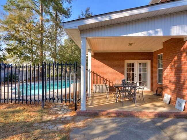 Building Photo - 5 bedroom, 3.5 bathroom home with pool in ...