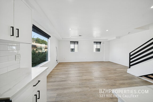 Building Photo - 835 N Harvard Blvd