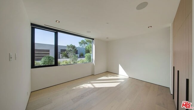 Building Photo - 8765 Hollywood Blvd