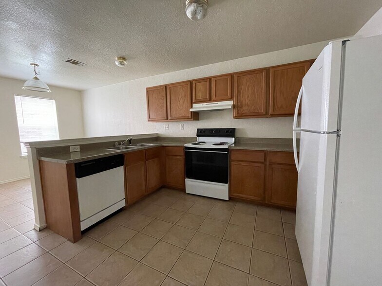 Building Photo - 2808 Cantabrian Dr