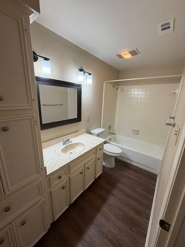 Building Photo - 2/2 with backyard (llarda)