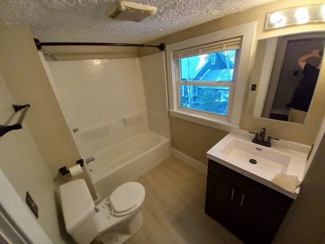 Building Photo - Duplex...3 Bedroom 1 Bath