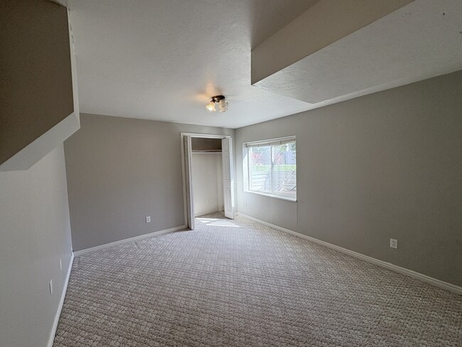 Building Photo - 472 E 350 S St
