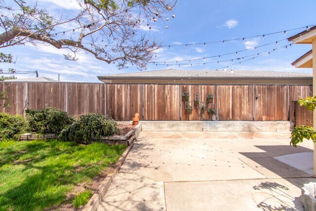 Building Photo - Well Maintained & Bright Detached 2 bed / 1 bath Home In Quiet Neighborhood of North Park - Peak ...