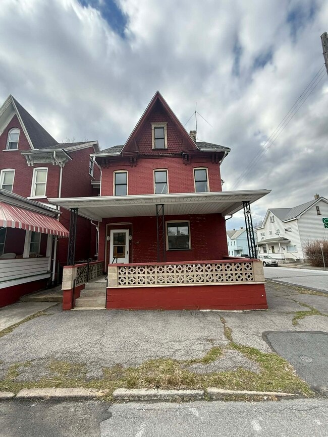 Building Photo - 200 5th Ave