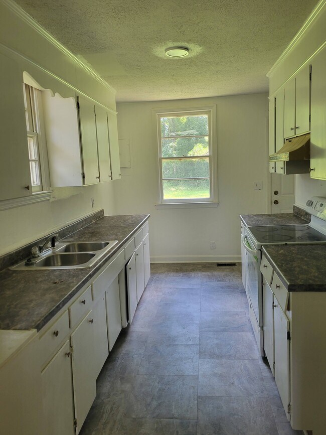 Building Photo - 502 Rosewood Dr