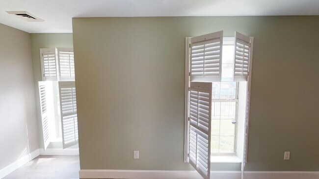 Building Photo - $995 PER BEDROOM! 3BR/2BA Condo Near UTK, ...