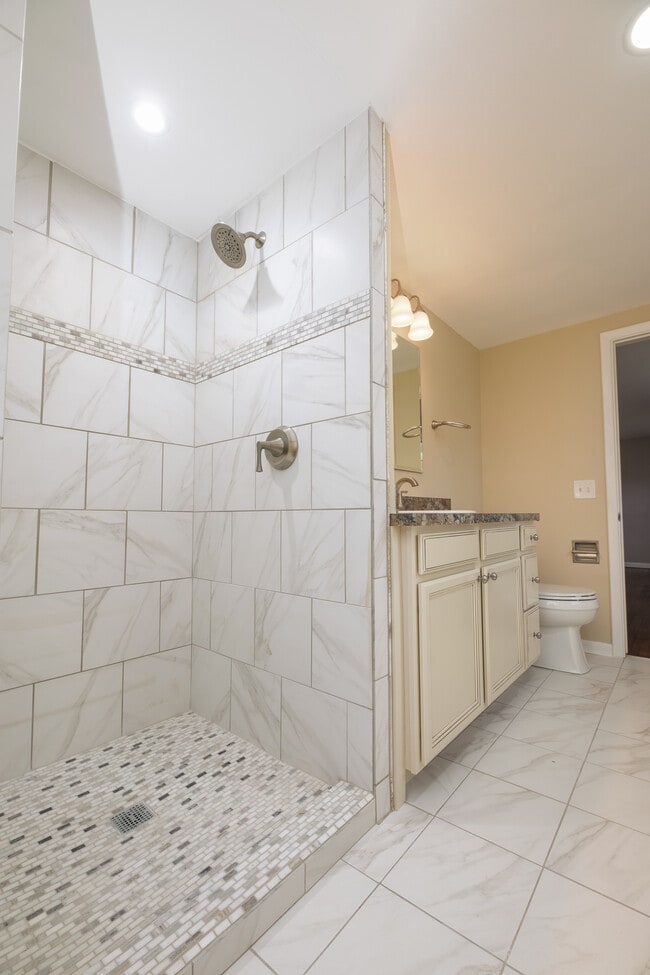 Master Bath Upstairs - 15472 Brewster Rd