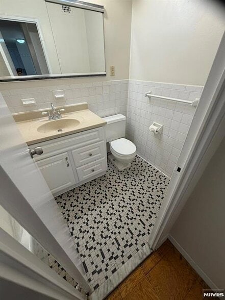 Building Photo - 39 E 39th St