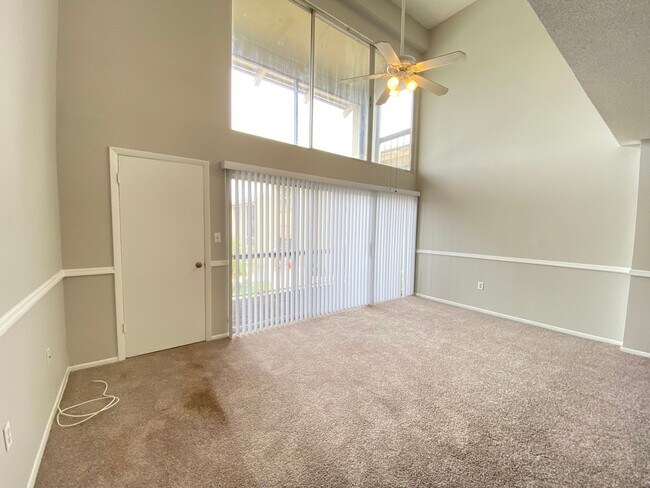 Building Photo - SANDY COVE CONDO - 1BR/1BA WITH BALCONY