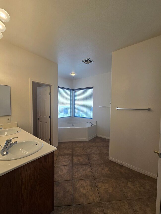 Building Photo - 9164 Craven Ave