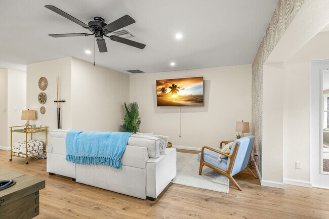 Building Photo - 10703 Del Prado Dr S