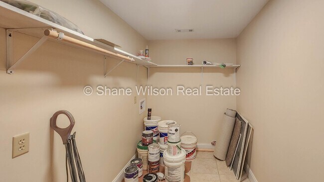 Building Photo - 5 Acres! Land to Roam and a big house to go with it!