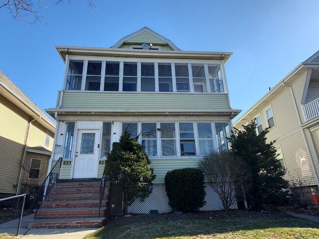 Building Photo - 623 Fellsway