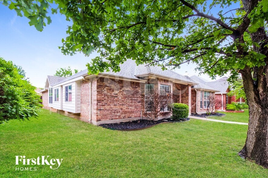 Building Photo - 1233 Logan Dr