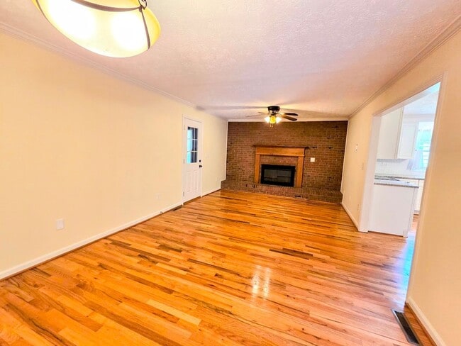 Building Photo - 3 Bedroom Brick Home