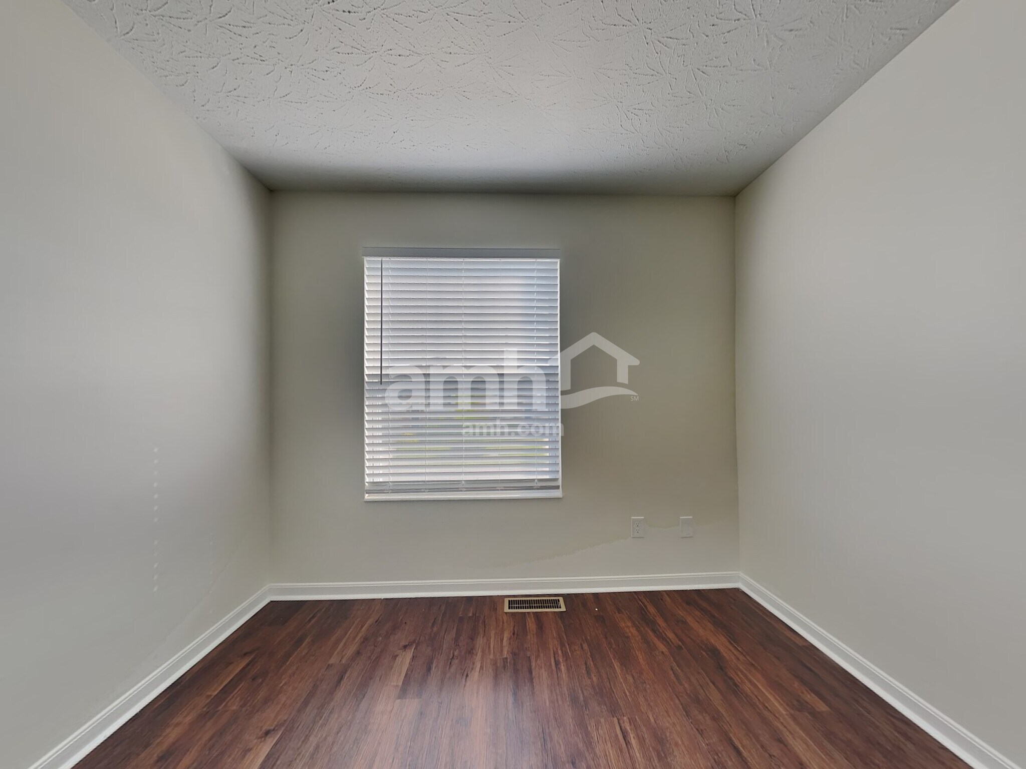 Building Photo - 2133 Antoinette Way