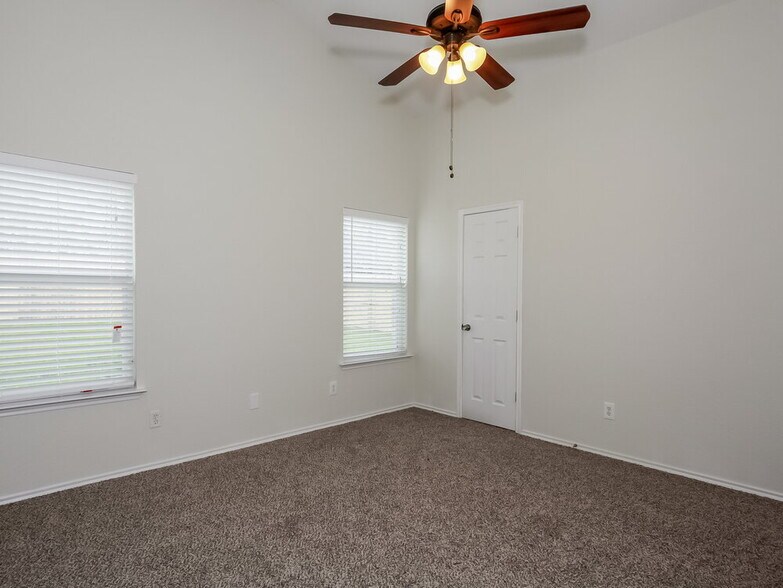 Building Photo - 913 Honey Locust Ln