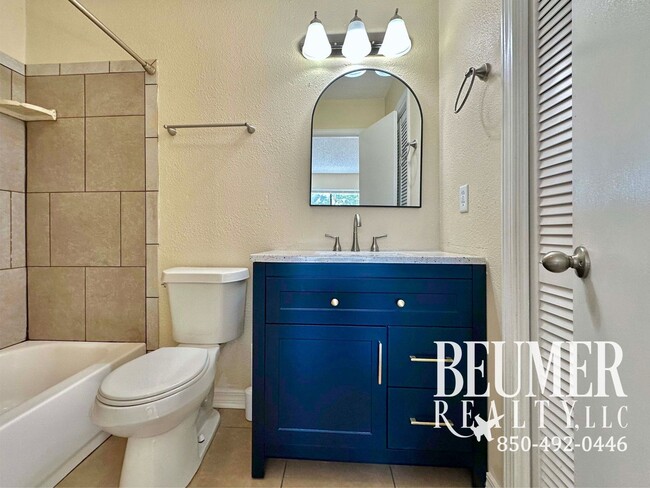 Building Photo - Townhome located minutes from beaches and NAS