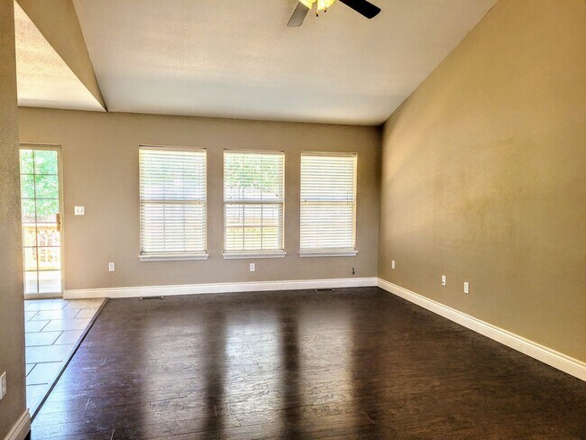 Building Photo - Beautiful fenced home near FLW