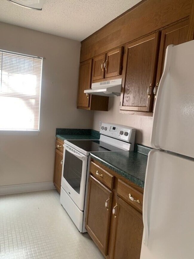 Building Photo - 2 bedroom 2 bath unit- Close to tanglewood!