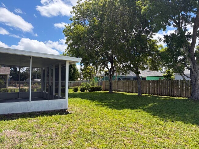 Building Photo - 1682 SW Glacador Ave