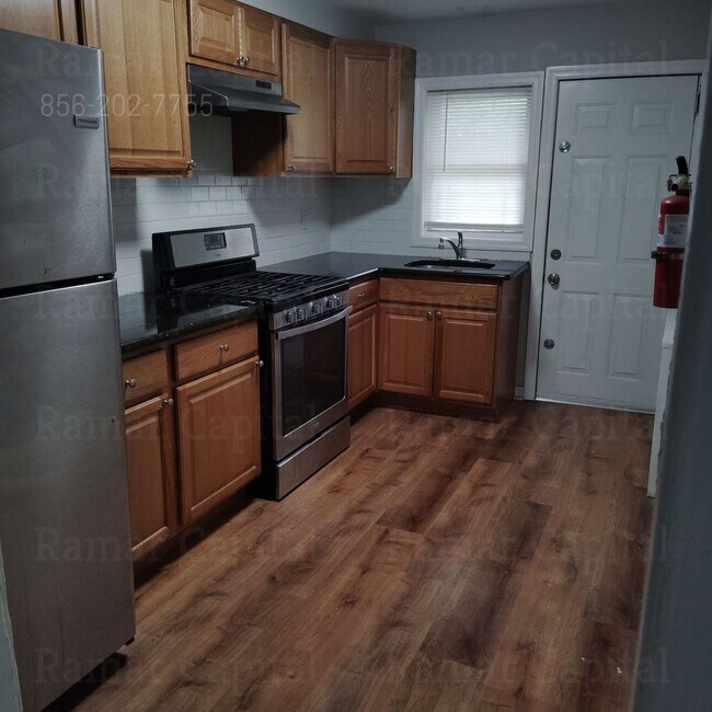 Building Photo - 1532 Bradley Ave