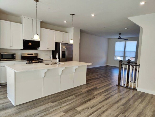 Building Photo - 319 Elm Ct.