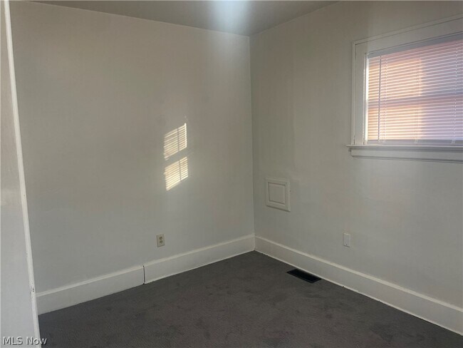 Building Photo - 958 E Wilbeth Rd