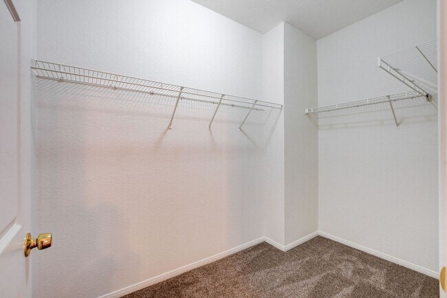 Building Photo - LOCATION! LOCATION! LOCATION! Move-in read...