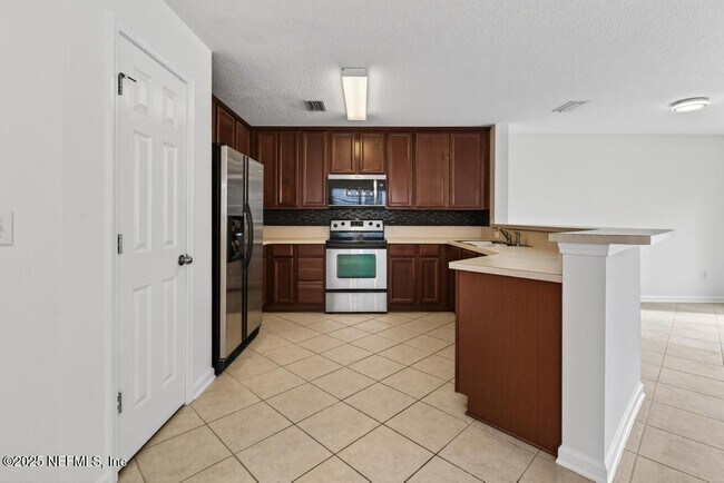 Building Photo - 411 Walnut Dr